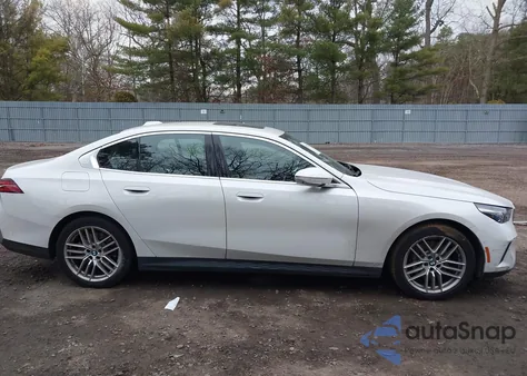 2025 BMW 530I xDrive из США, поврежденный, VIN WBA53FJ09SCU82819